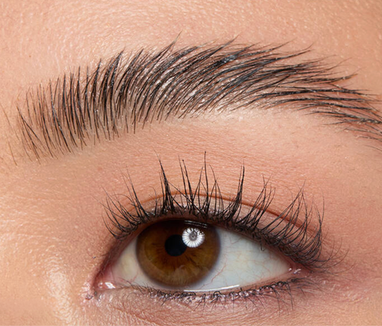 Sourcils parfaits : les erreurs à éviter avec ton gel transparent Brow Lift